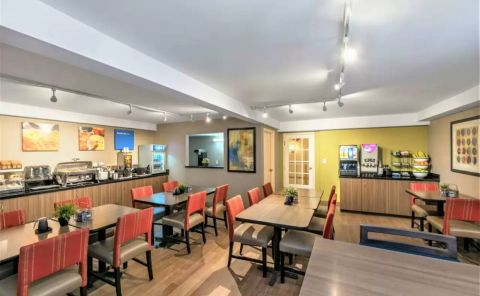 Hotel Comfort Inn Brossard image