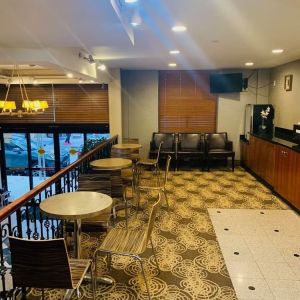 Lounge area at Sky Hotel Flushing - Laguardia Airport.
