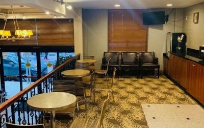 Lounge area at Sky Hotel Flushing - Laguardia Airport.