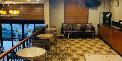 Lounge area at Sky Hotel Flushing - Laguardia Airport.