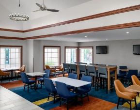 Dining and coworking space at Hyatt House Scottsdale.