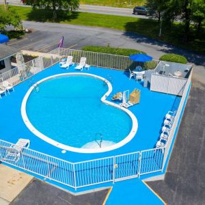 Seasonal outdoor pool at American Inn Carlisle.