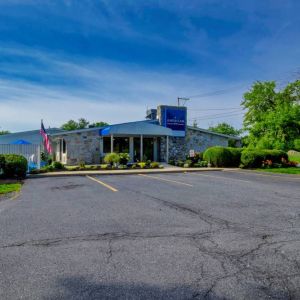 Hotel exterior at American Inn Carlisle.