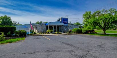 Hotel exterior at American Inn Carlisle.