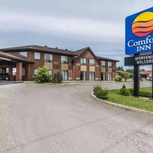 Hotel exterior at Comfort Inn Thetford Mines.