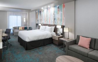 Delux king room with work space and lounge area at Courtyard By Marriott Houston Heights/I-10.