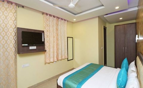Hotel Airport Hotel Redstone image