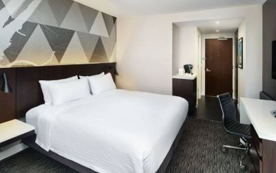 Day use room with work desk at Courtyard By Marriott Long Island City/New York Manhattan View.