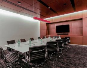 Professional meeting room at Courtyard By Marriott Long Island City/New York Manhattan View.