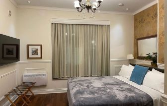 Day room with TV and air conditioning at Parc Suites Hotel.