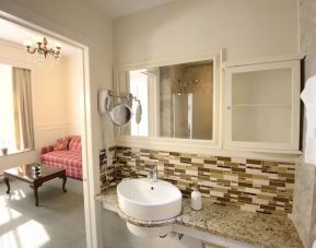 Private guest bathroom with shower at Parc Suites Hotel.