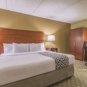 Hotel La Quinta Inn & Suites Cleveland Airport West image