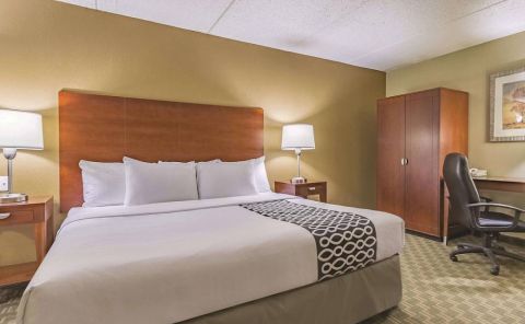 Hotel La Quinta Inn & Suites Cleveland Airport West image