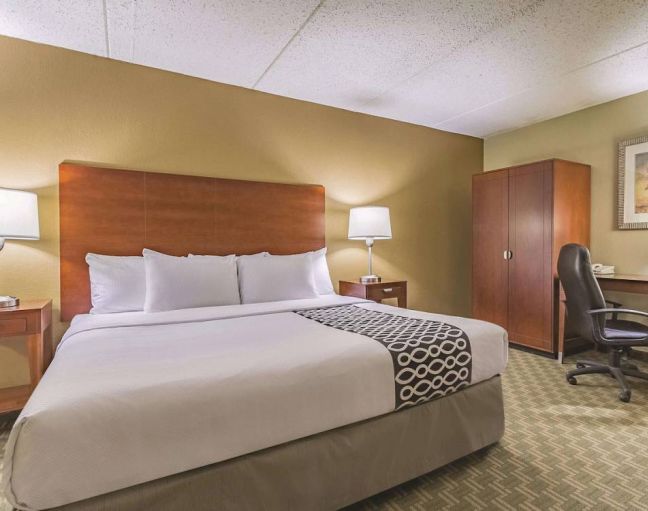 La Quinta Inn & Suites Cleveland Airport West