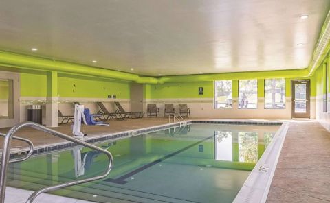 Hotel La Quinta Inn & Suites Cleveland Airport West image