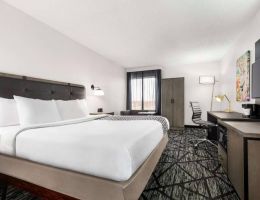 La Quinta Inn & Suites Cleveland Airport West, North Olmsted