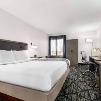 Hotel La Quinta Inn & Suites Cleveland Airport West image