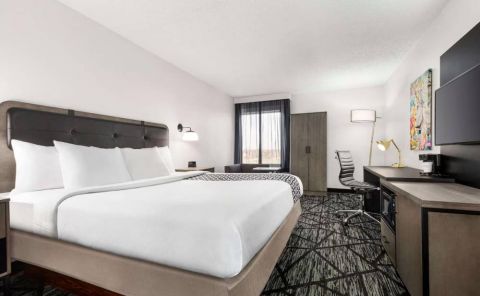 Hotel La Quinta Inn & Suites Cleveland Airport West image