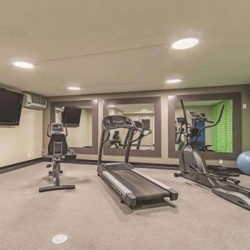 Hotel La Quinta Inn & Suites Cleveland Airport West image