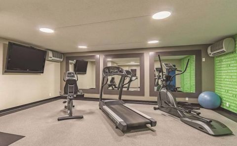 Hotel La Quinta Inn & Suites Cleveland Airport West image