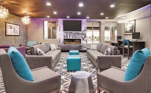 Hotel La Quinta Inn & Suites Cleveland Airport West image