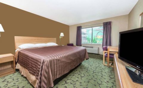 Hotel Travelodge By Wyndham Bloomington image