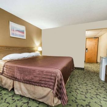Hotel Travelodge By Wyndham Bloomington image
