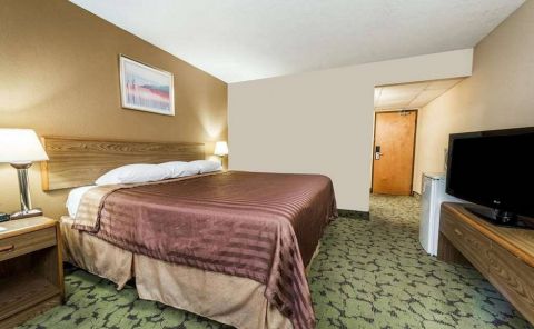 Hotel Travelodge By Wyndham Bloomington image