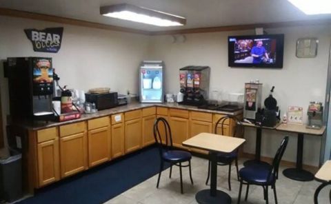 Hotel Travelodge By Wyndham Bloomington image