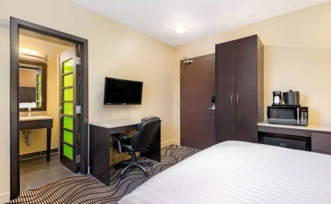 Hotel La Quinta Inn & Suites By Wyndham Oshawa image