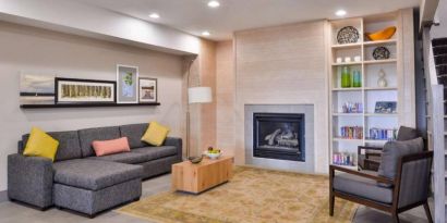 Lobby and coworking lounge at Country Inn & Suites Chicago/Tinley Park.