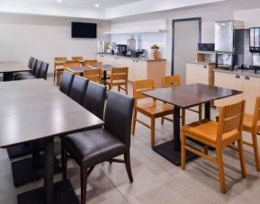 Dining area perfect for coworking at Country Inn & Suites Chicago/Tinley Park.