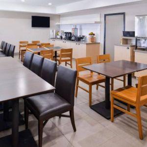 Dining area perfect for coworking at Country Inn & Suites Chicago/Tinley Park.