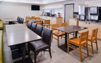 Dining area perfect for coworking at Country Inn & Suites Chicago/Tinley Park.