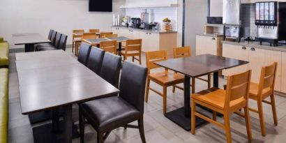 Dining area perfect for coworking at Country Inn & Suites Chicago/Tinley Park.