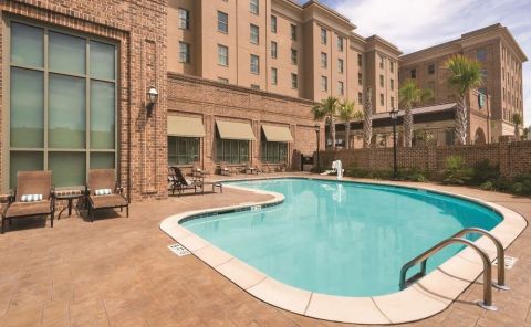 Hotel Embassy Suites By Hilton Savannah image