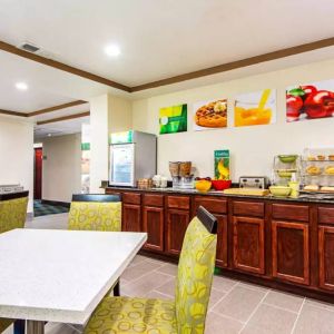Dining area at Quality Inn Greenville I-30.