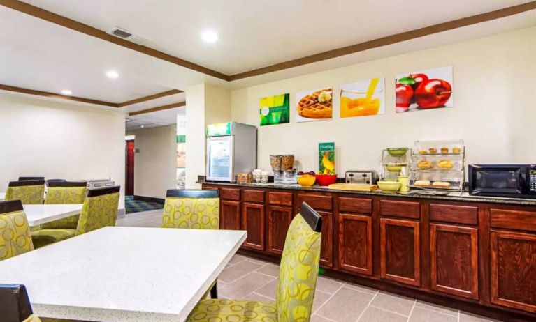 Dining area at Quality Inn Greenville I-30.