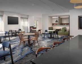 Dining and coworking space at Fairfield Inn & Suites by Marriott Baltimore BWI Airport.
