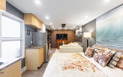 Spacious delux king room with natural light at Chez Joe.