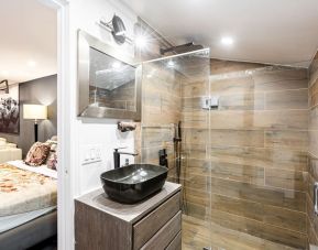 Private guest bathroom with shower at Chez Joe.