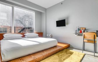 King room with TV and work space at Selina Chelsea New York City.