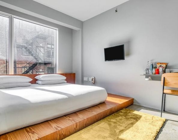 King room with TV and work space at Selina Chelsea New York City.