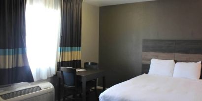 Day use room with dining table at Cozy Inn.
