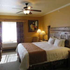 Day use room with work desk at La Hacienda Inn Alamodome/Riverwalk.