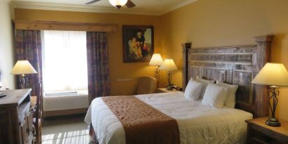 Day use room with work desk at La Hacienda Inn Alamodome/Riverwalk.