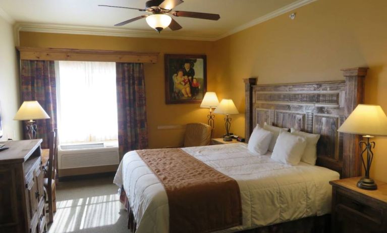 Day use room with work desk at La Hacienda Inn Alamodome/Riverwalk.