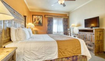Day use room with work desk at La Hacienda Inn Alamodome/Riverwalk.