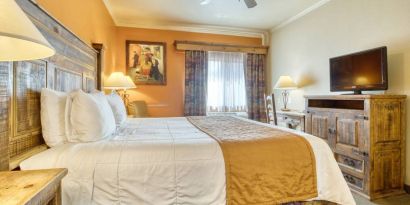 Day use room with work desk at La Hacienda Inn Alamodome/Riverwalk.