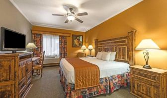 Day use room with work desk at La Hacienda Inn Alamodome/Riverwalk.